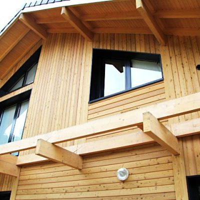 Maison particulière avec un bardage en Mélèze, bois de France, scierie Mandray, Grand Est